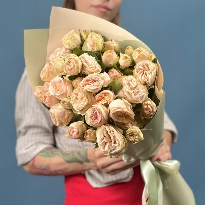 5 кустовых светло-персиковаых роз Джентл Трендсеттер 50 см